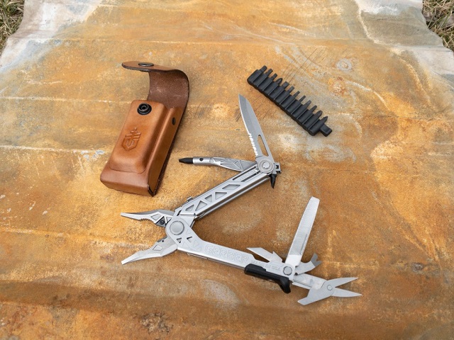 picture of a multi-use Gerber tool on a wooden surface