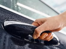 Man holding car handle