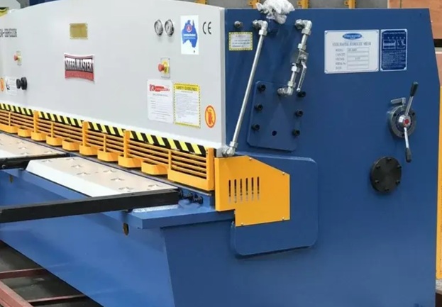 Hydraulic guillotine for cutting sheet metal