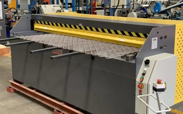 Hydraulic guillotine machine in a workshop