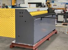 Hydraulic guillotine shear for cutting sheet metal in a workshop